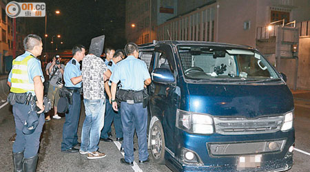 杜飛龍被捕後在車旁協助調查。（沈厚錚攝）