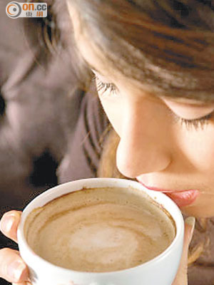 適量飲用咖啡具有防蛀牙作用，但專家提醒過量飲用對牙齒有害。
