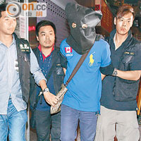 反黑探員在九龍城拘捕一名黑漢。（沈厚錚攝）