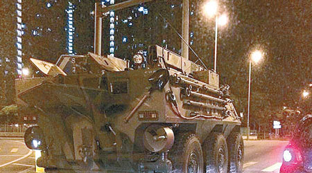 裝甲車昨凌晨在新界馬路現身。（互聯網圖片）