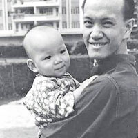 父子情深<br>莫乃光（左）細個樣貌同依家差唔多。（互聯網圖片）