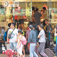 香港零售業客源及市場單一化，很依賴內地旅客。
