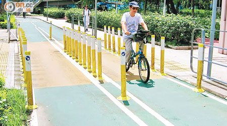運輸署指廣福邨巴士站對出單車徑裝設大量膠柱，可讓行人以較平穩的速度穿過。