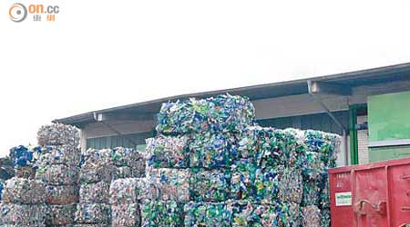 Wittmann每天接收大量家用及工業用廢料進行回收再造，當中佔最多的是鋁罐、膠樽及玻璃樽。