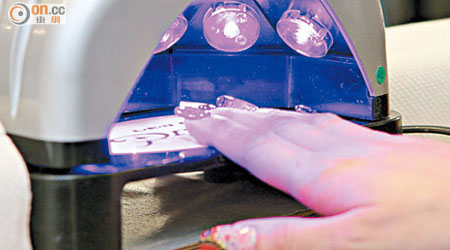 女士常照Gel甲用的紫外光燈或會增加患皮膚癌風險。