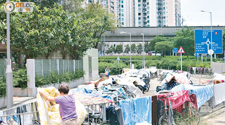 晾曬衣服滿布單車停泊處，為使用者帶來不便。