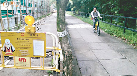 單車徑因工程延誤未能如期解封，部分單車使用者在行人路上行走。
