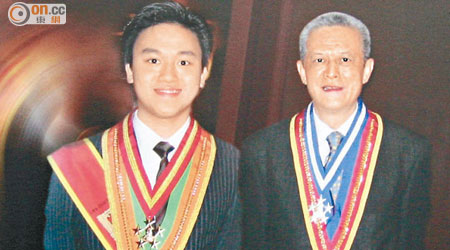 劉嘉麟（左）曾獲頒國際殊榮，右為知名食評家黃雅歷。
