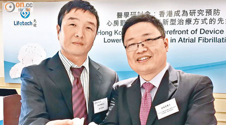 林逸賢（右）與內地公司工程師（左）合作，研發新型左心耳封堵器。