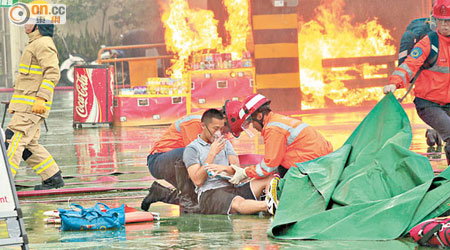 「退休騷」勞師動眾，有模擬爆炸及火災表演，火光沖天。