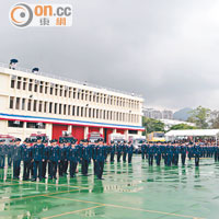 消防處為陳楚鑫舉辦退休表演，約百名結業消防及救護學員在雷暴警告下表演步操。