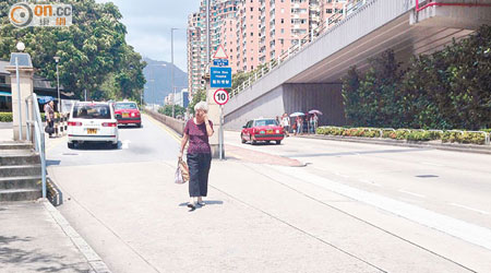 在未有任何過路設施的情況下，市民需急步橫過馬路。