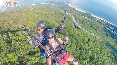 在高空自由翱翔，滑翔傘於香港愈來愈受歡迎。（受訪者提供）