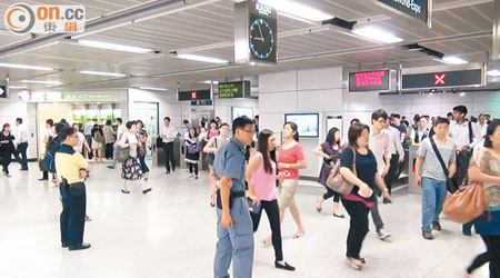 上班繁忙時間，中環港鐵站有警員駐守。（馬章峯攝）