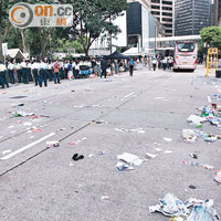 佔中預演過後，中區部分馬路遺下大量示威用品及垃圾。（馬章峯攝）