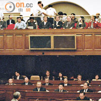 在舊立法會大樓董建華年代，答問大會示威主要局限於公眾席。（資料圖片）