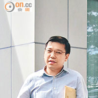 地政主任王桂生指東涌海灘非其部門管理。（朱棨新攝）