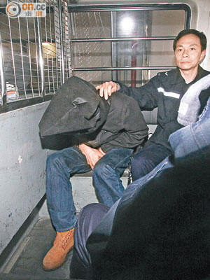 被告吳容根（左）被控一項誤殺罪。