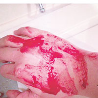 梁齊昕把一張滿布鮮血的手相片上載至社交網站，留言稱：「我愛血」。（互聯網圖片）