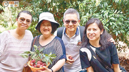 常董李慧芬（右起）、青委成員賴偉星、副會長陳淑玲及青委副主席劉子芸品嘗荔枝。