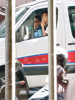 穿警官制服男子在警車內吸煙。（互聯網圖片）