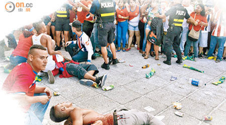 哥斯達黎加球迷聚集睇波生事，最後引發流血事件。