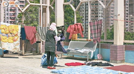 有街坊趁陽光普照，將棉被、衣物等帶到臨時晾曬場。
