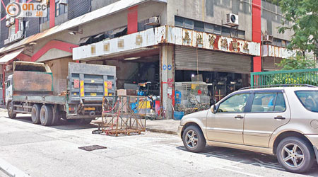 九龍灣臨利街經常有車輛於上落貨區違泊。