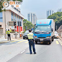 涉事貨車留在現場。（左錦鴻攝）