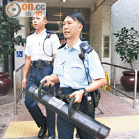 警員以爆破工具撞門入屋救出女生。