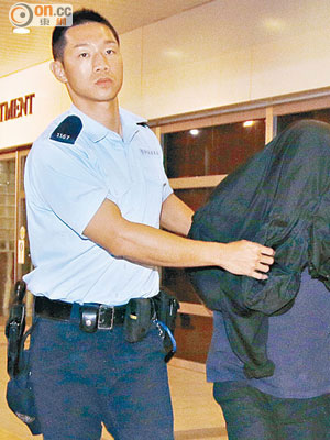 被捕涉案司機送院檢驗。（林耀康攝）