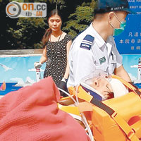仁醫冼迦頌（左）陪同傷者送院。（郭錦良攝）