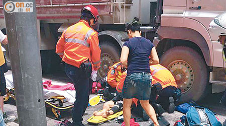 救護員為重傷老婦進行急救。（網民Cheng Kenneth攝）