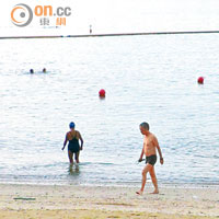 現時每日仍有不少人到清水灣第一灣泳灘晨泳，最早一批清晨四時半已下水。