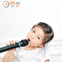 年紀小小的Celine，已懂得唱二十多首英文歌。（受訪者提供）