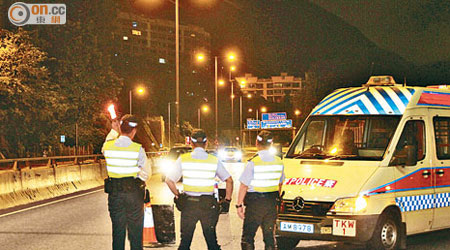 西九龍總區交通部警員在呈祥道打擊醉駕。（胡德威攝）