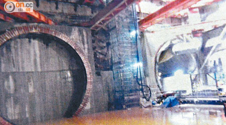 報告批評港鐵公關部嚴重誇大隧道鑽挖機因水浸損壞對工程造成的影響。