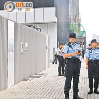 十數名機動部隊警員在政總內外駐守及巡邏。（何頴賢攝）