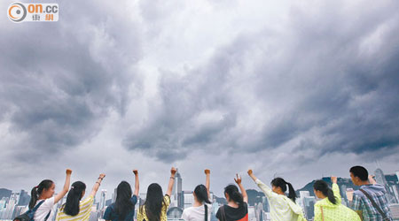 三號風球發出後，維港上空不時泛現風雲變色。（黃永俊攝）