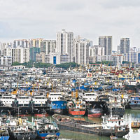 海南省海口新港碼頭停靠大批回港避風的船隻。（中新社圖片）
