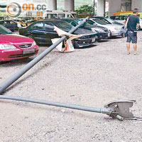 荃灣天降街燈意外連毀兩車。（讀者提供）