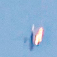 網上流傳客機起火墜落的片段。（互聯網圖片）