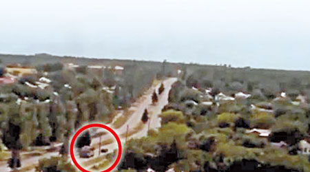 片段顯示，疑似烏國車隊（紅圈示）運送山毛櫸導彈系統。（互聯網圖片）