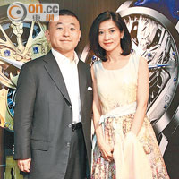 腕錶展<br>博愛醫院前總理王嘉恩（左）與太太（右）盛讚腕錶造得又靚又細緻。