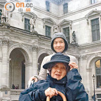 駱燕華推着坐輪椅的母親到巴黎遊玩。