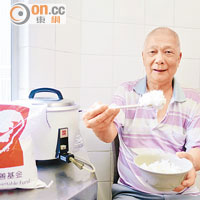 潘伯感謝善長捐助，令近六千名長者每月可享香軟米飯。