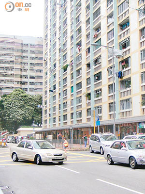 海壩街經常有車輛違規停泊等候泊車位。