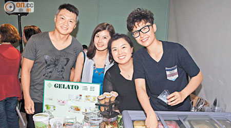 雪糕店開張<br>王詩雅（右二）花一年時間去台灣學製雪糕並回港開店，青委成員徐詠琳（右一）、胡子岐（左一）及友人Luci（左二）爭住試食。（葉華英攝）