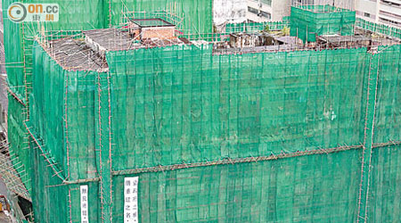 永康工廠大廈已搭建棚架開展大型維修工程。（黃永俊攝）