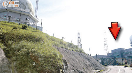 大帽山山頂設有懷疑屬解放軍雷達系統（左）及低層大廈（箭嘴示）。